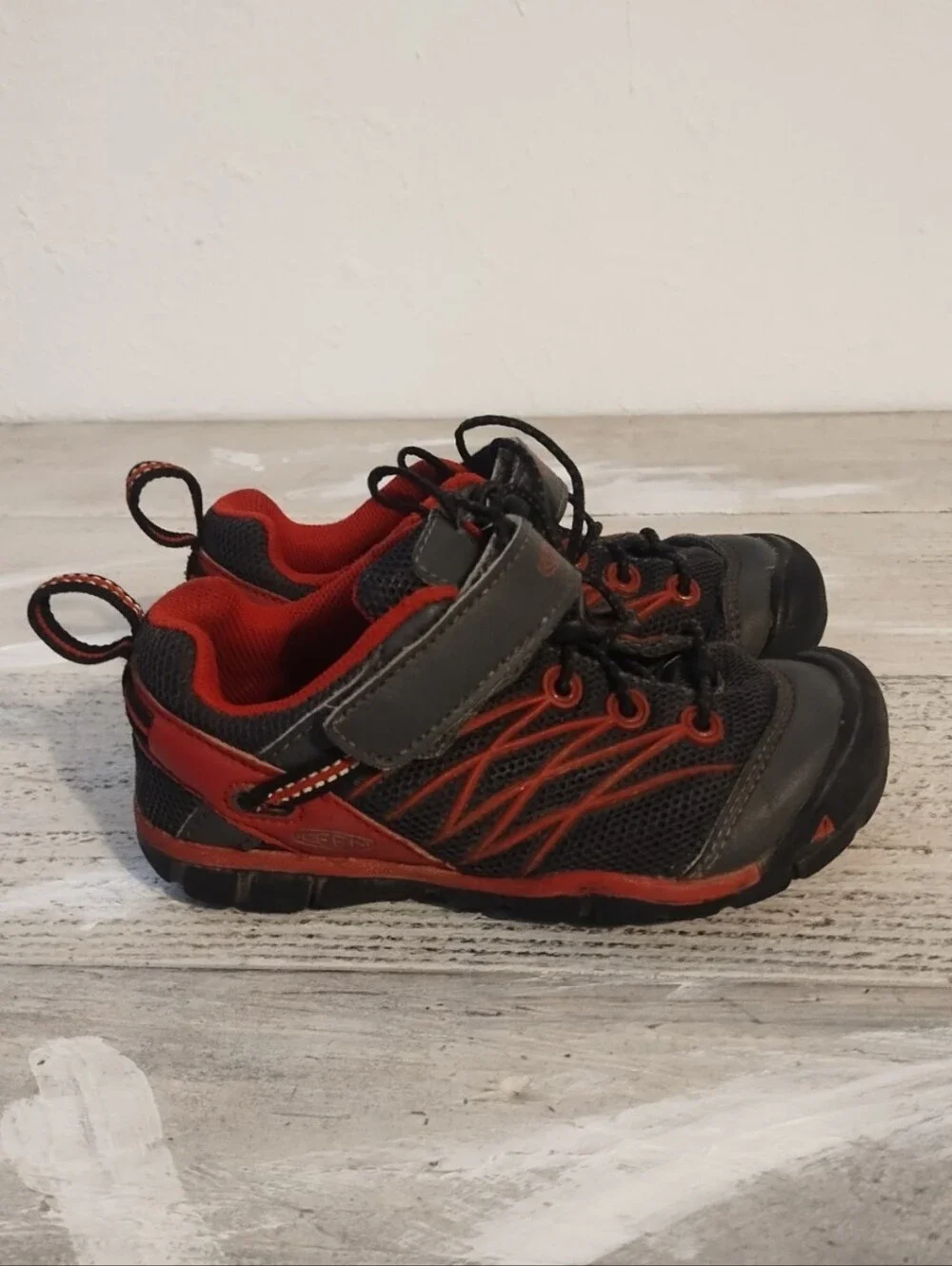 Keen kids u.s.a size 10 Chandler Sneakers Black and Red (UK kids size 9) some